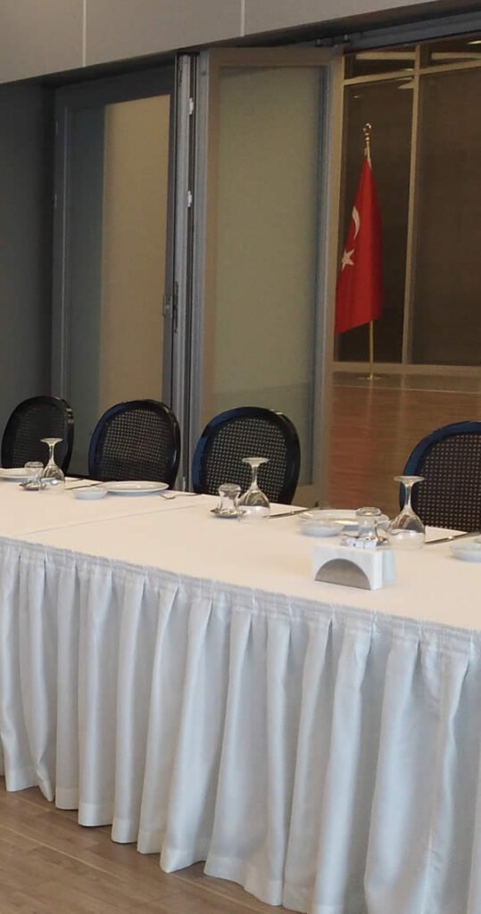 Kurumsal davet yemek masası düzeni